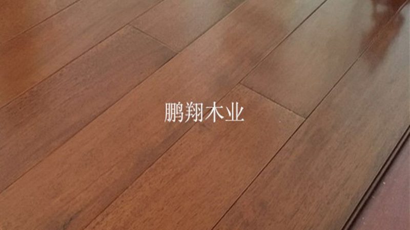 地板安装师傅上门服务的价格通常由以下几个部分构成：